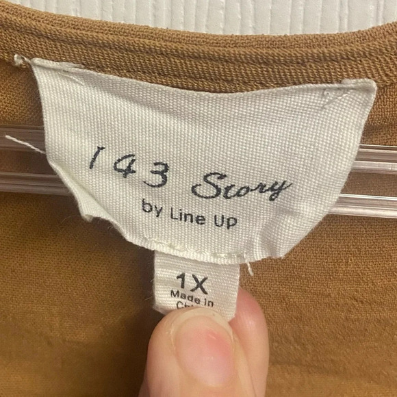 143 Story By Lineup Neutral Colored V-Neck Blouse Size 1X - Picture 3 of 4